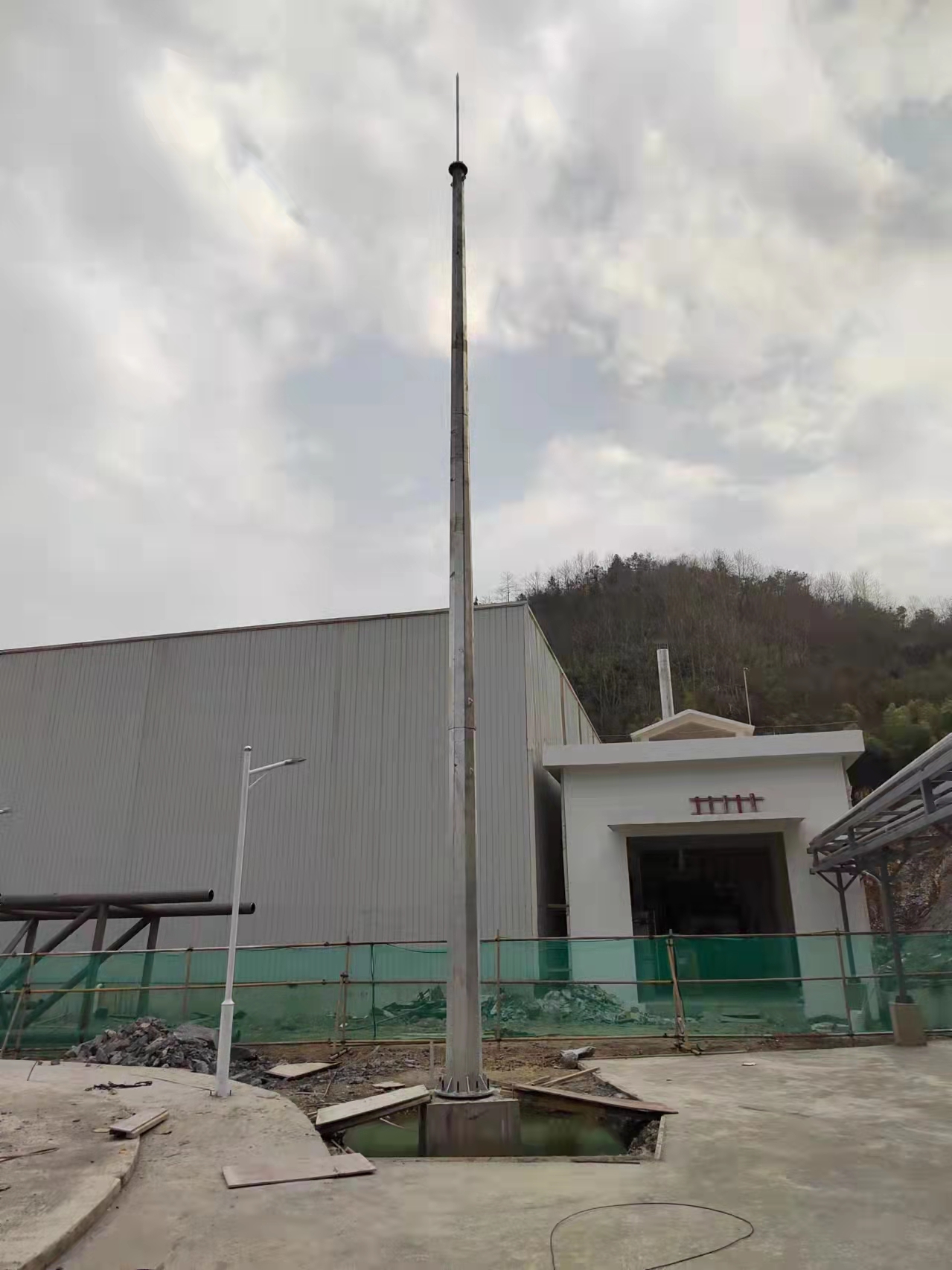 浙江地區儲氣罐GH鍍鋅獨立25米避雷塔安裝現場